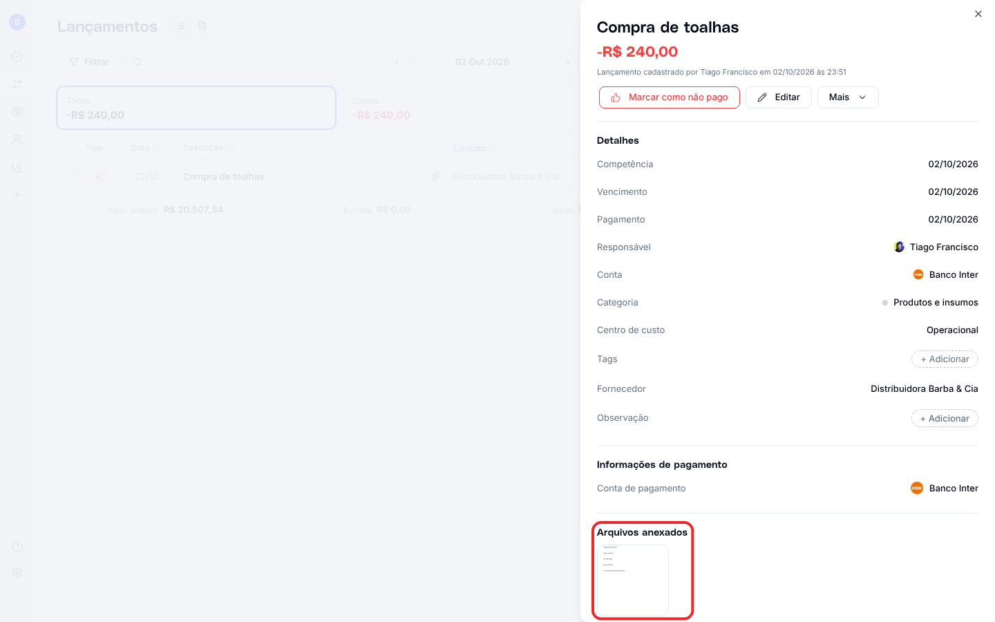 Painel de detalhes de um lançamento com a seção Arquivos anexados